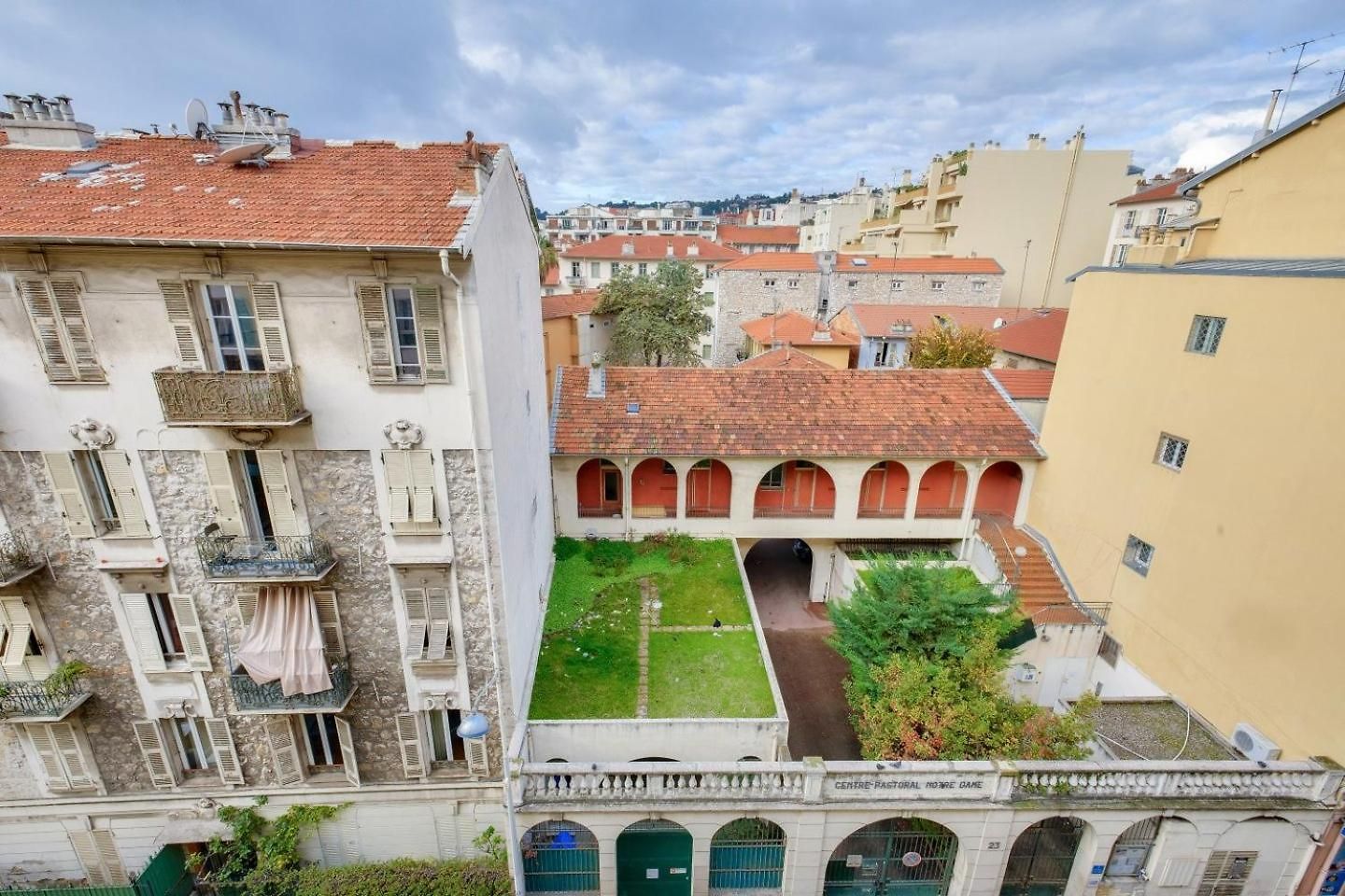 Lovely 1 Bedroom Flat In The Heart Of