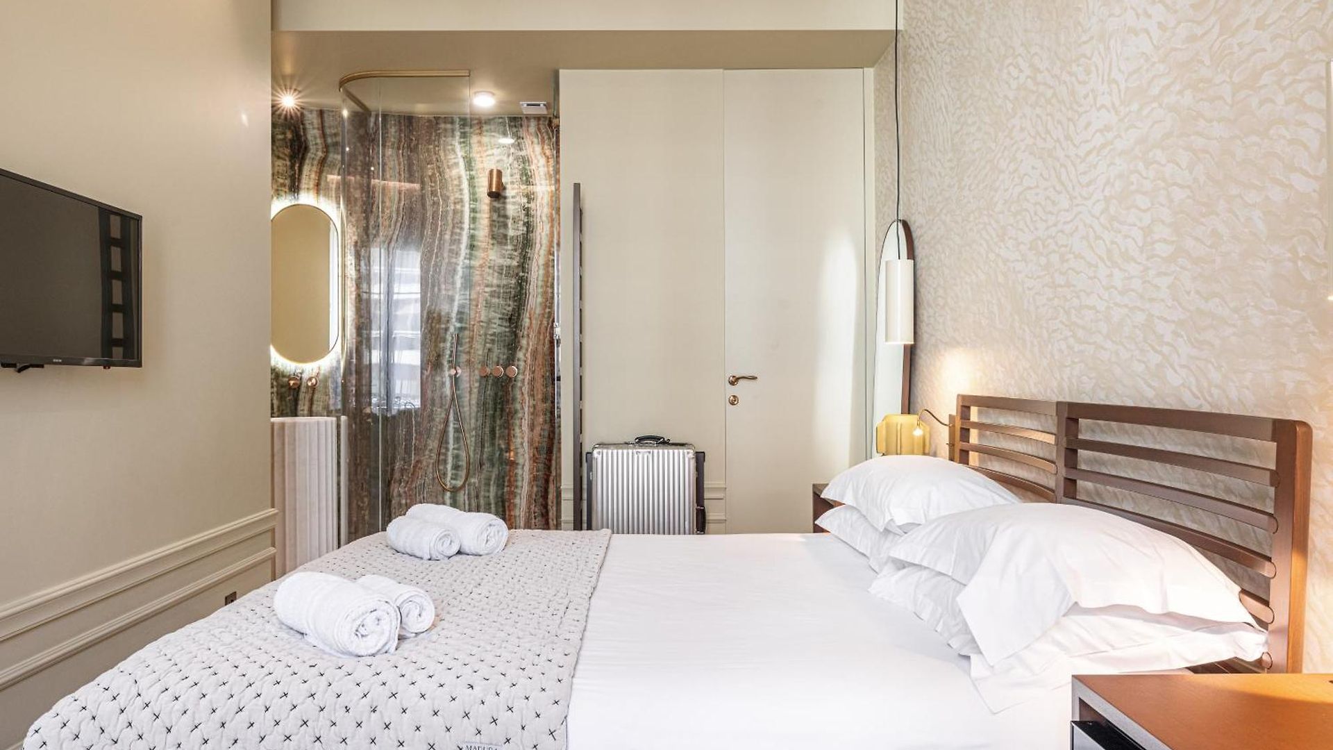 Naomi Hotel 3*