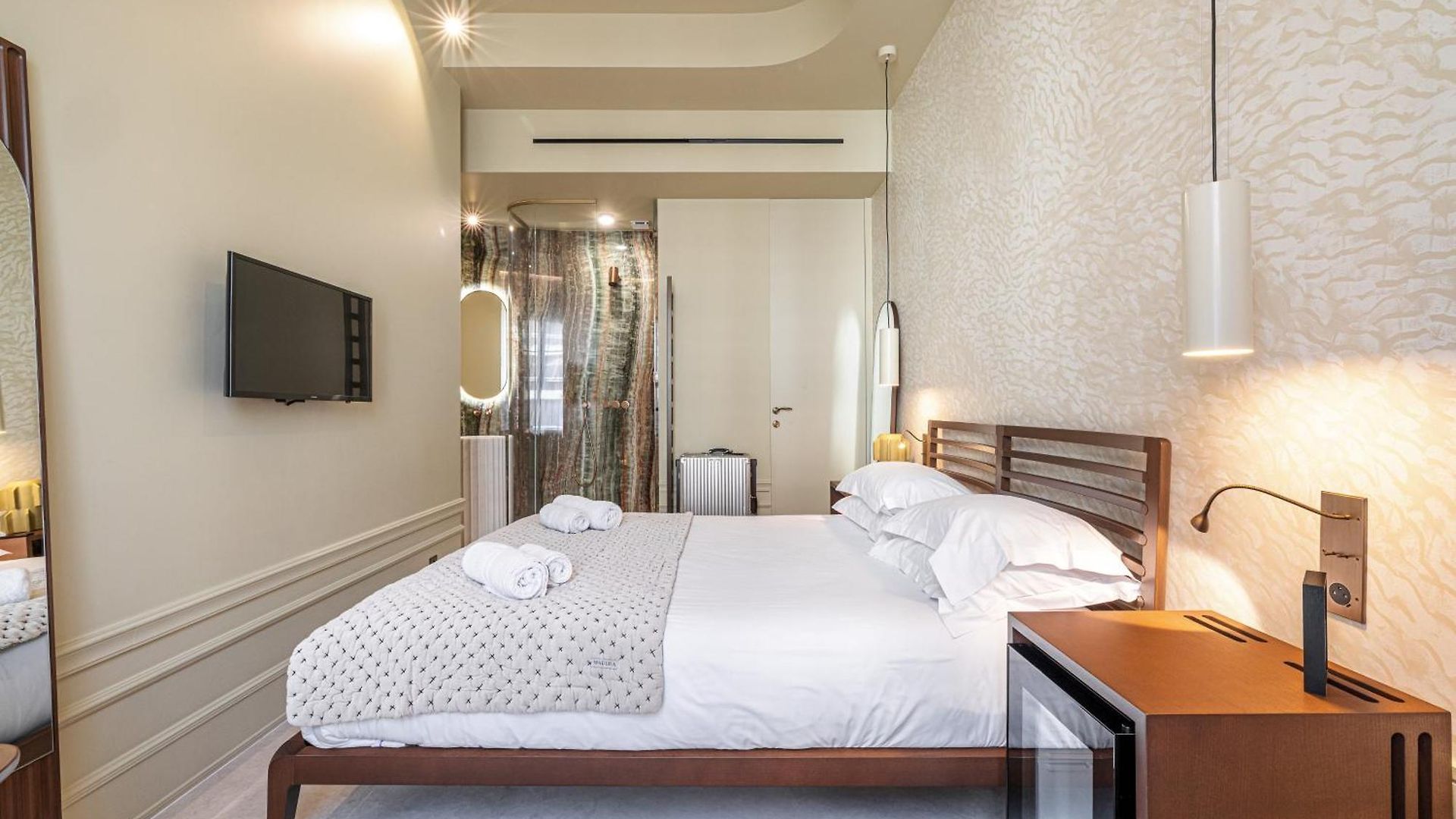 Hotel Naomi