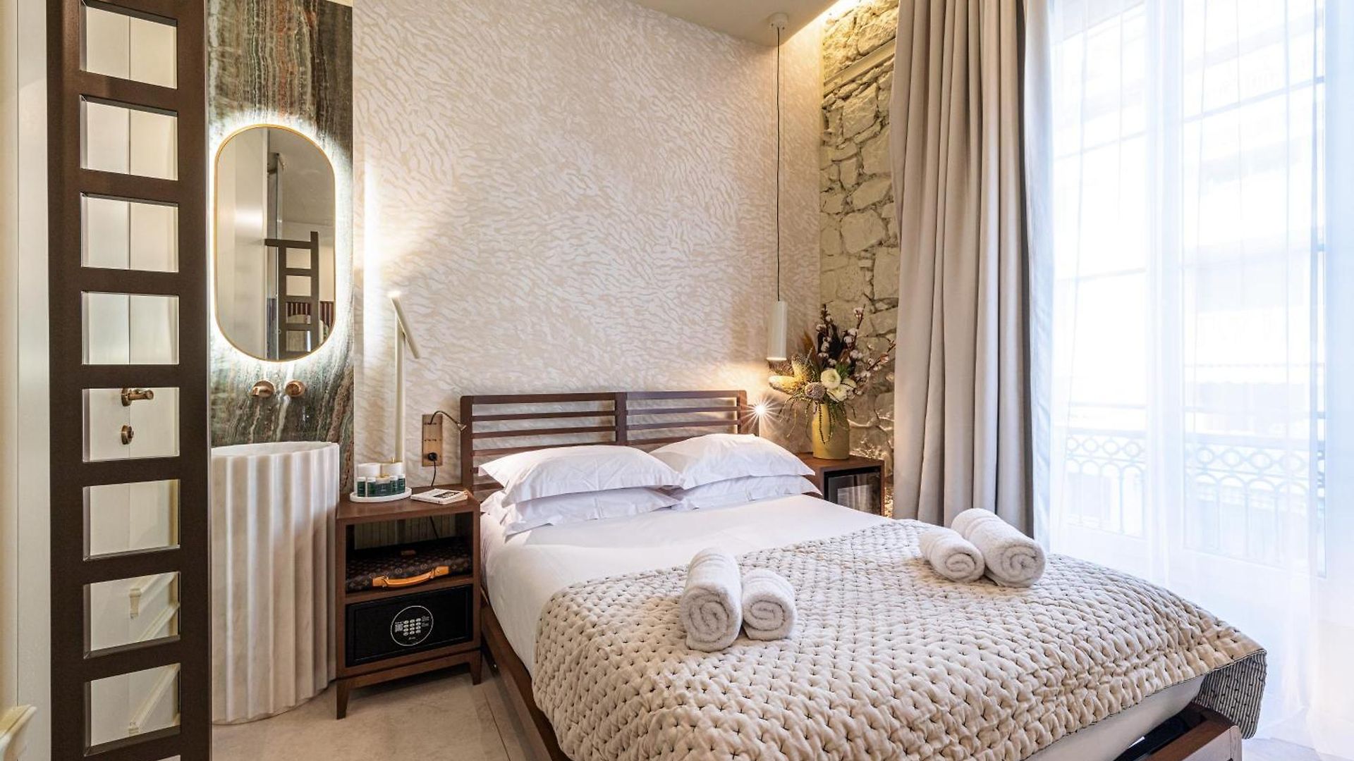 Naomi Hotel 3*