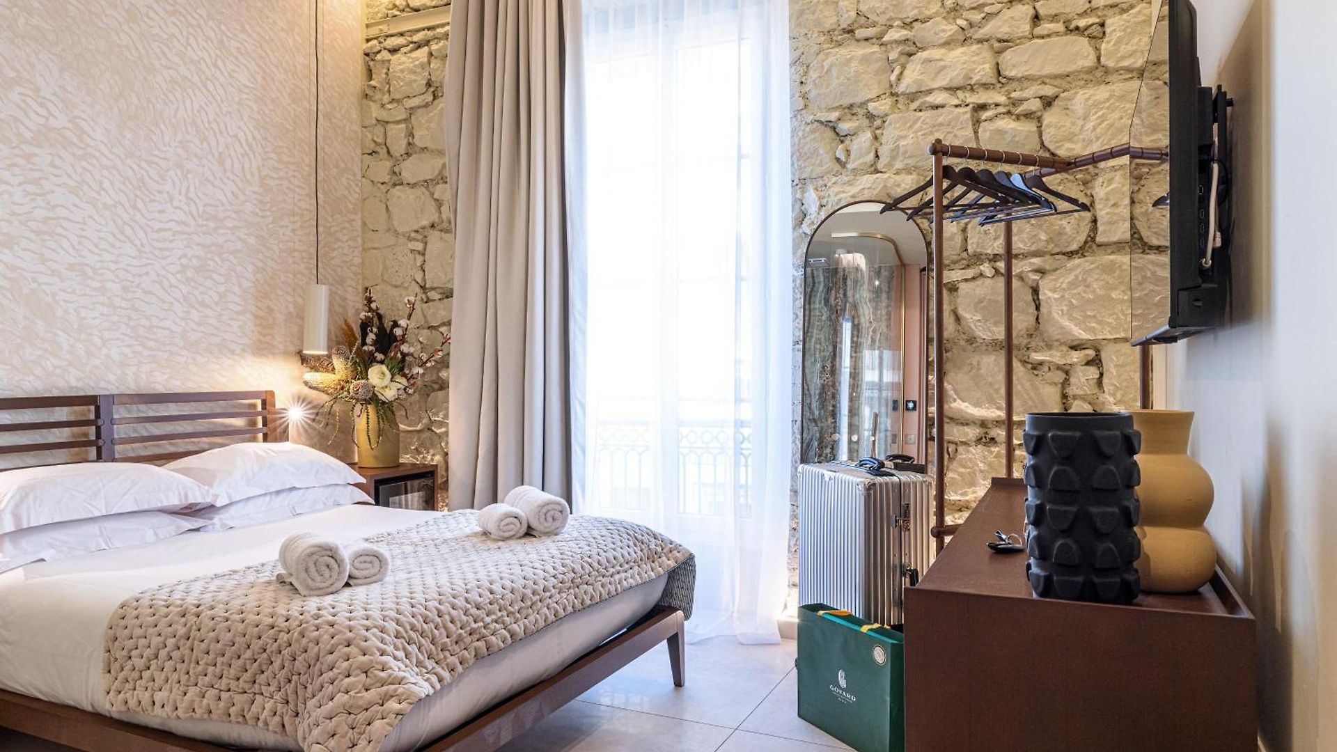 Naomi Hotel 3*