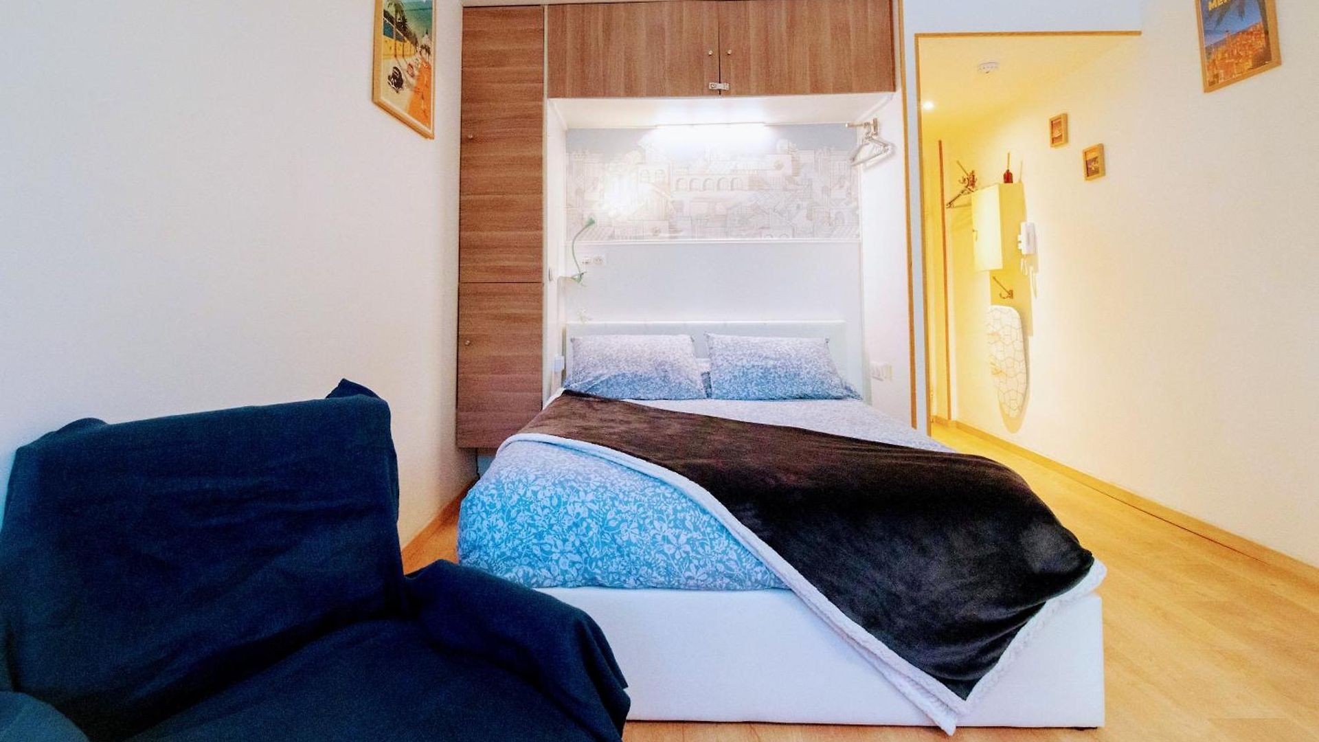Haliviera - Golden Square, 1min From Apartment