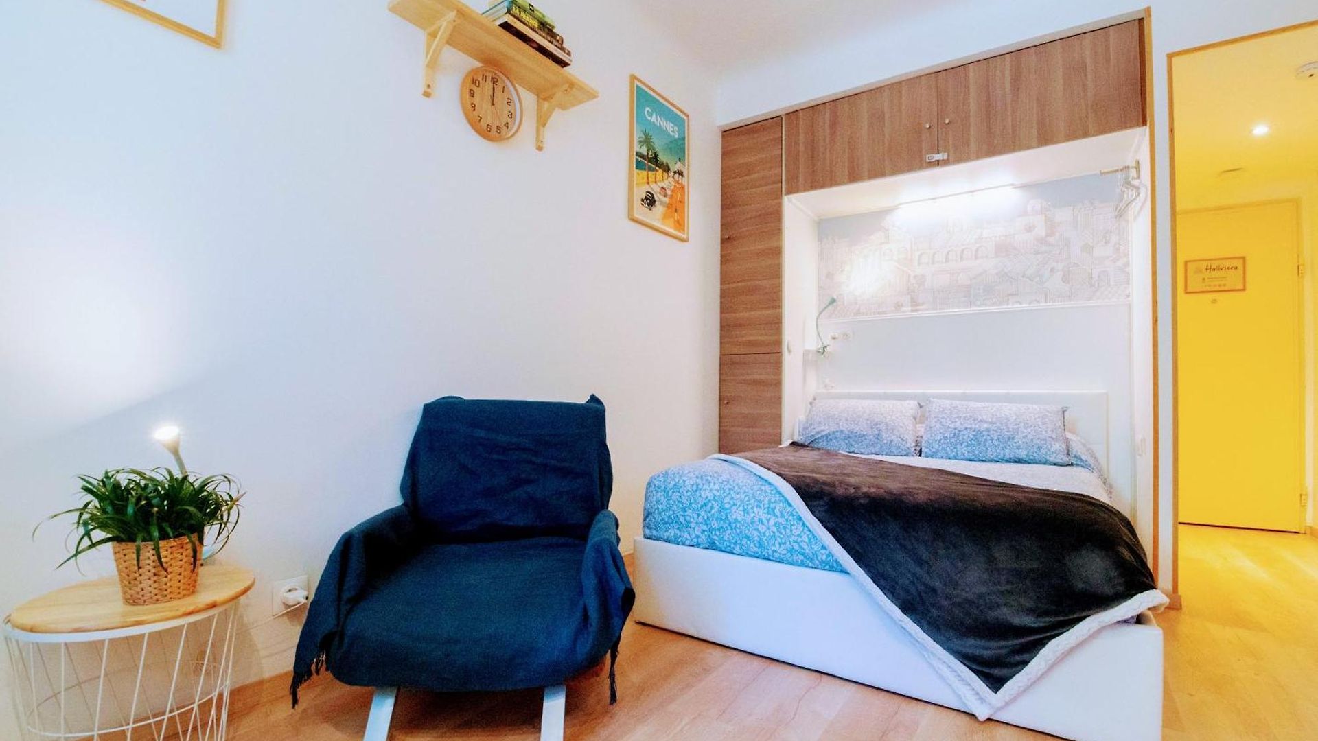 Haliviera - Golden Square, 1min From Apartment