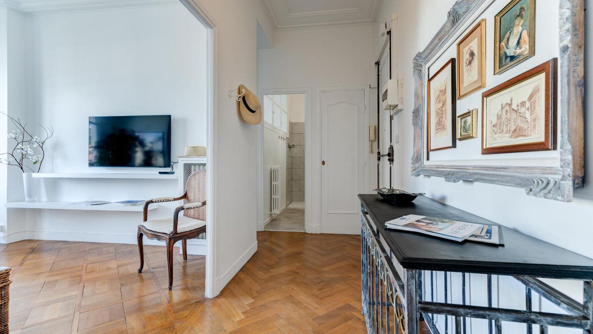 Elegant With Balconies In The Heart Of Nice