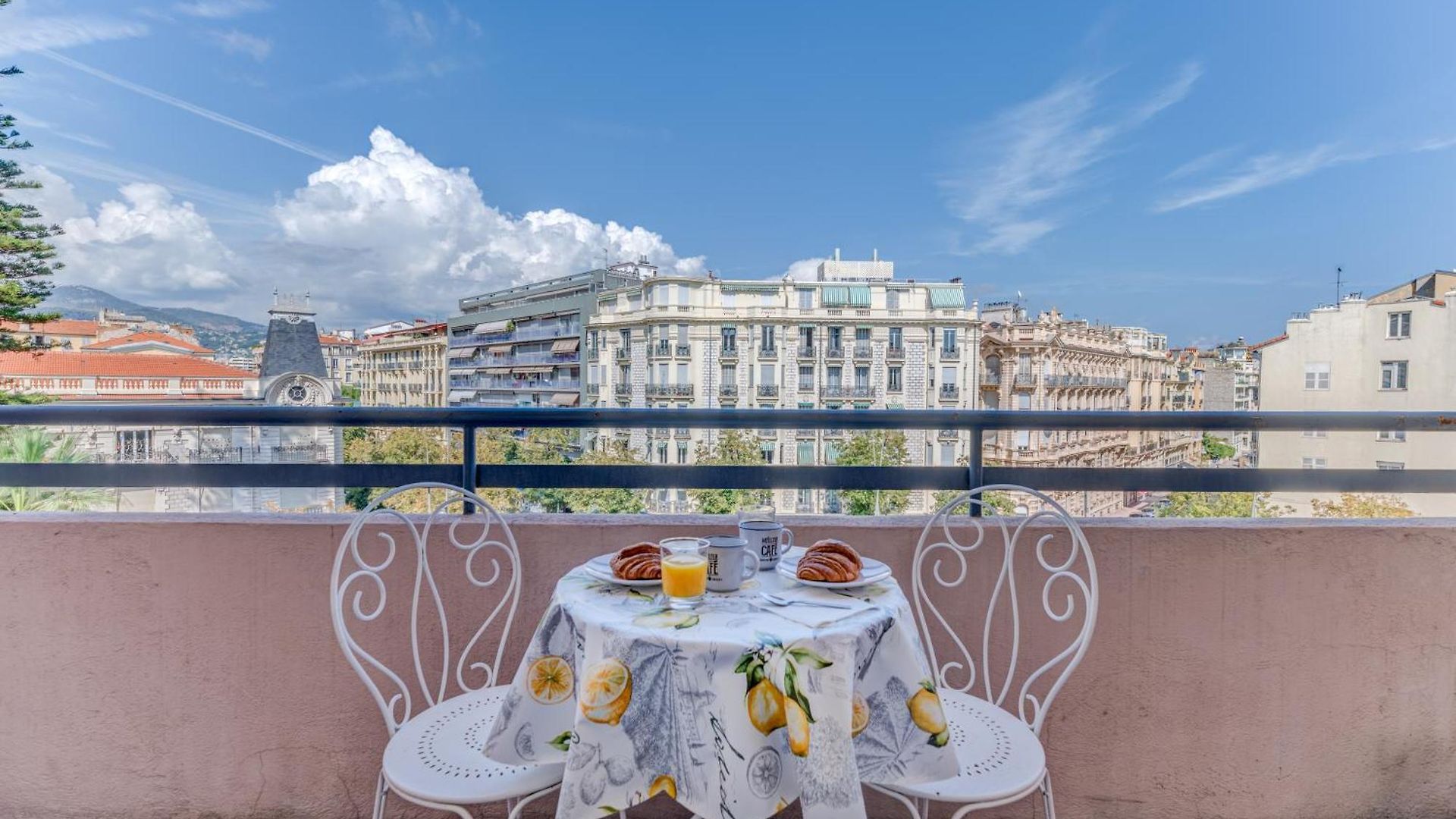 Hébergement de vacances Elegant With Balconies In The Heart Of