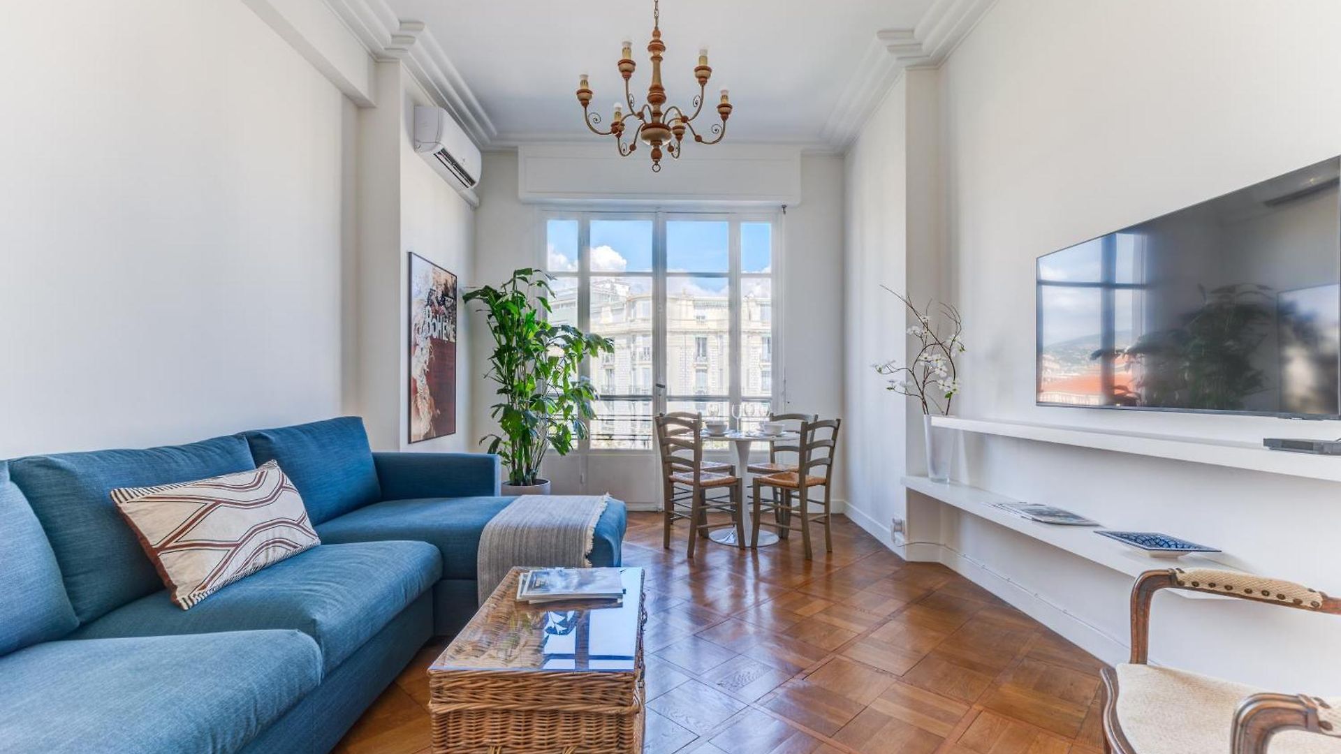 Elegant With Balconies In The Heart Of Nice