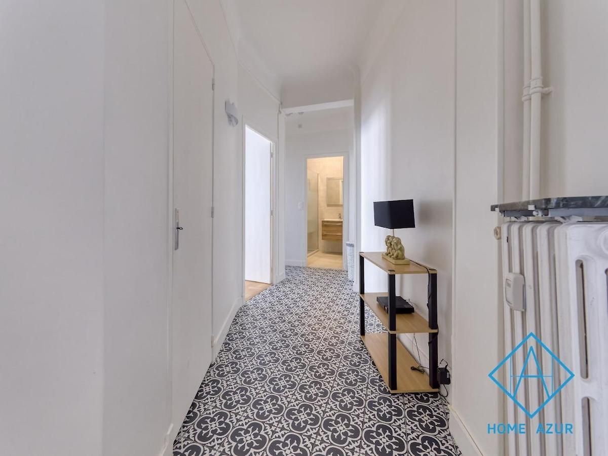 Golden Square Apartment *