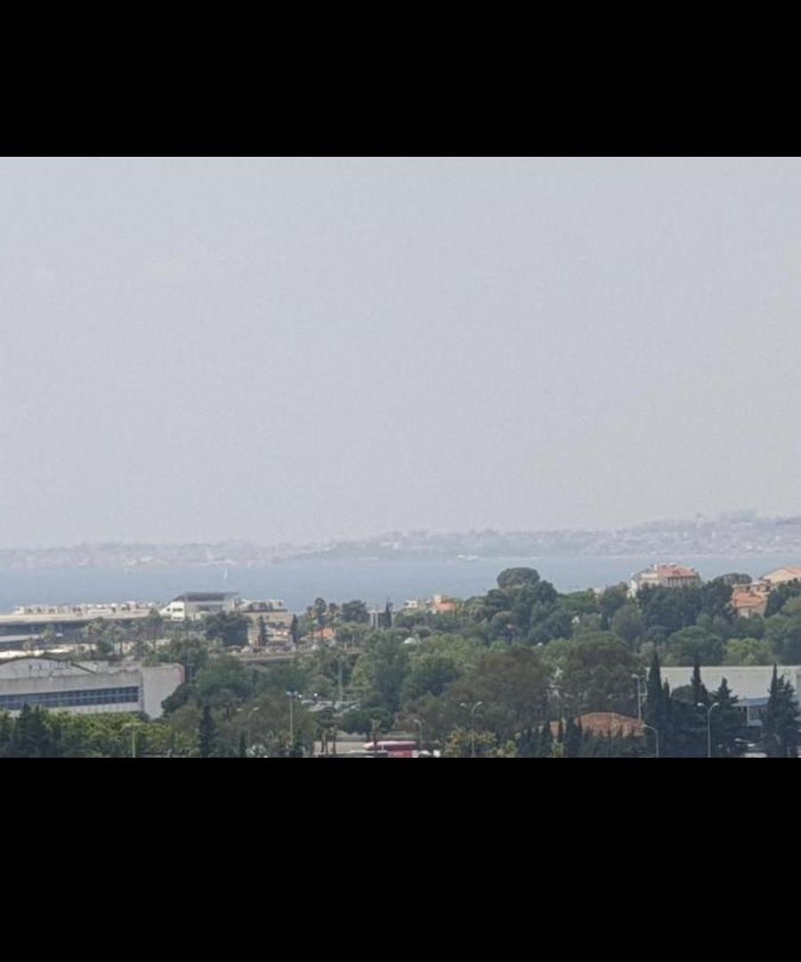 Grand 5 Chambres, 5 Television , 95 M2, Vue Mer, Tramway Sur Place, Gare Train 2 Min, Aeroport 5 Min , Large 5 Bedrooms, 5 Televisions, 95 M2, Sea View, Tram On Site, Train Station 2 Mins, Airport 5 Mins Apartment