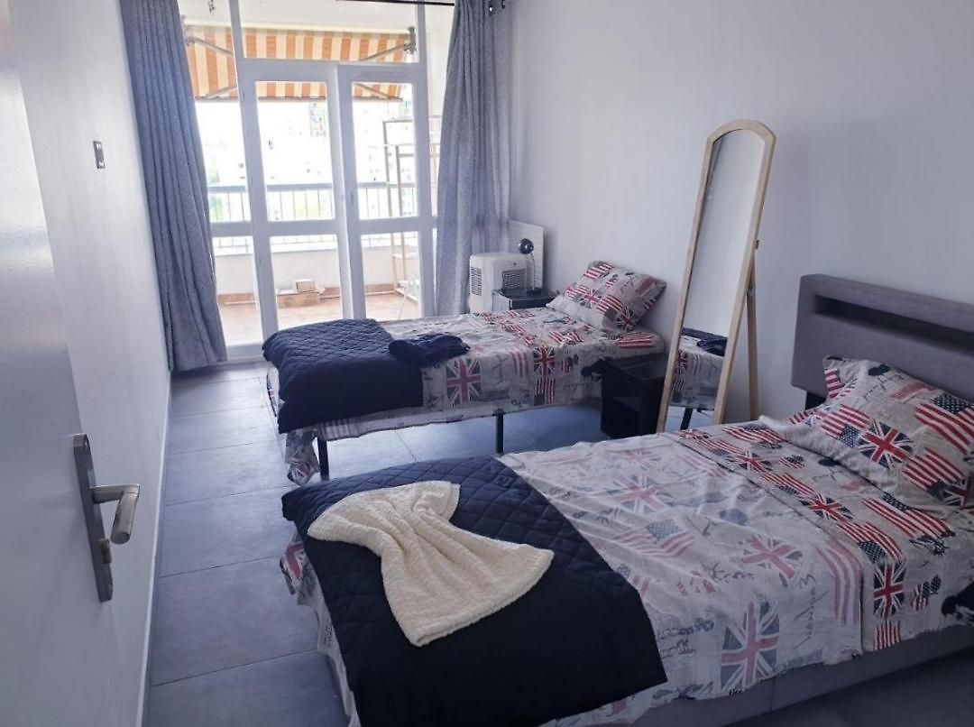Apartment Grand 5 Chambres, 5 Television , 95 M2, Vue Mer, Tramway Sur Place, Gare Train 2 Min, Aeroport 5 Min , Large 5 Bedrooms, 5 Televisions, 95 M2, Sea View, Tram On Site, Train Station 2 Mins, Airport 5 Mins *