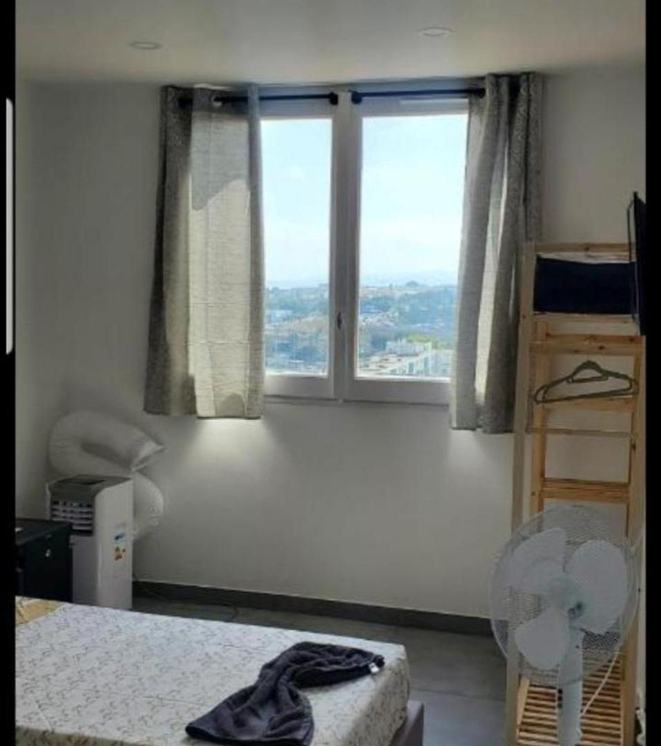Apartment Grand 5 Chambres, 5 Television , 95 M2, Vue Mer, Tramway Sur Place, Gare Train 2 Min, Aeroport 5 Min , Large 5 Bedrooms, 5 Televisions, 95 M2, Sea View, Tram On Site, Train Station 2 Mins, Airport 5 Mins Nice
