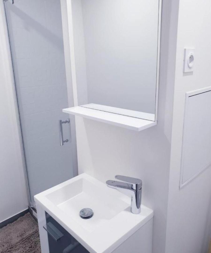 Grand 5 Chambres, 5 Television , 95 M2, Vue Mer, Tramway Sur Place, Gare Train 2 Min, Aeroport 5 Min , Large 5 Bedrooms, 5 Televisions, 95 M2, Sea View, Tram On Site, Train Station 2 Mins, Airport 5 Mins Apartment