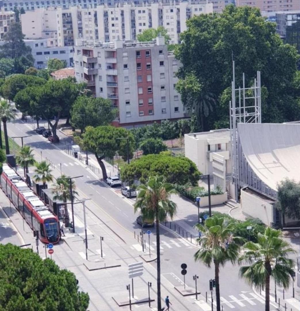 Grand 5 Chambres, 5 Television , 95 M2, Vue Mer, Tramway Sur Place, Gare Train 2 Min, Aeroport 5 Min , Large 5 Bedrooms, 5 Televisions, 95 M2, Sea View, Tram On Site, Train Station 2 Mins, Airport 5 Mins * Nice