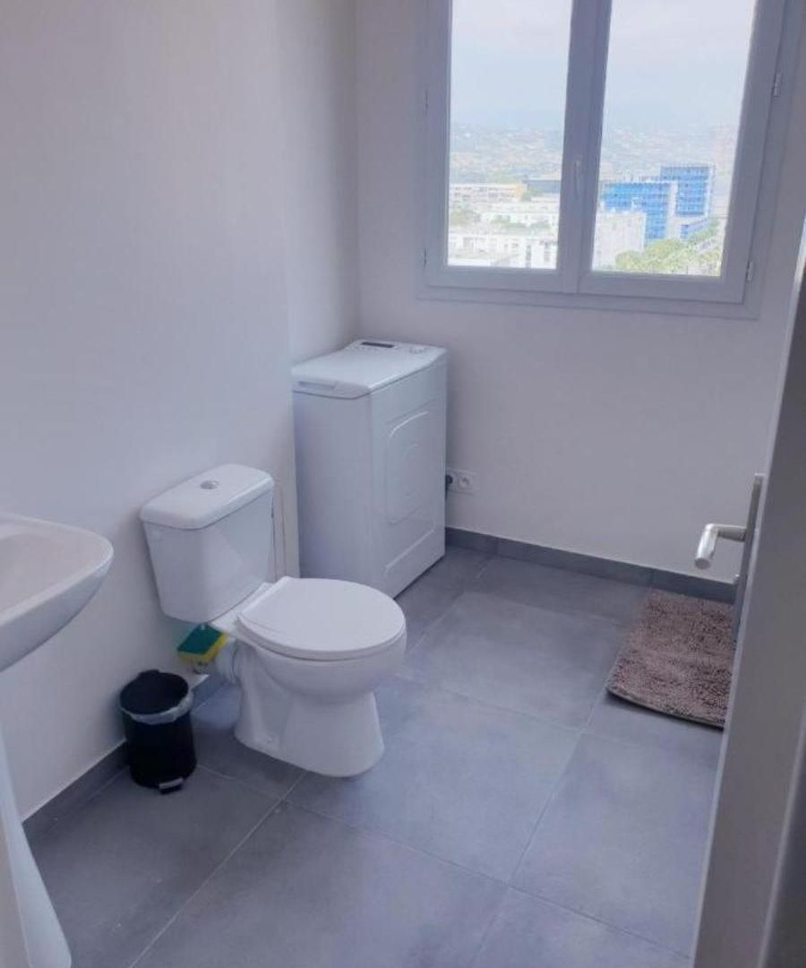 Grand 5 Chambres, 5 Television , 95 M2, Vue Mer, Tramway Sur Place, Gare Train 2 Min, Aeroport 5 Min , Large 5 Bedrooms, 5 Televisions, 95 M2, Sea View, Tram On Site, Train Station 2 Mins, Airport 5 Mins Apartment *