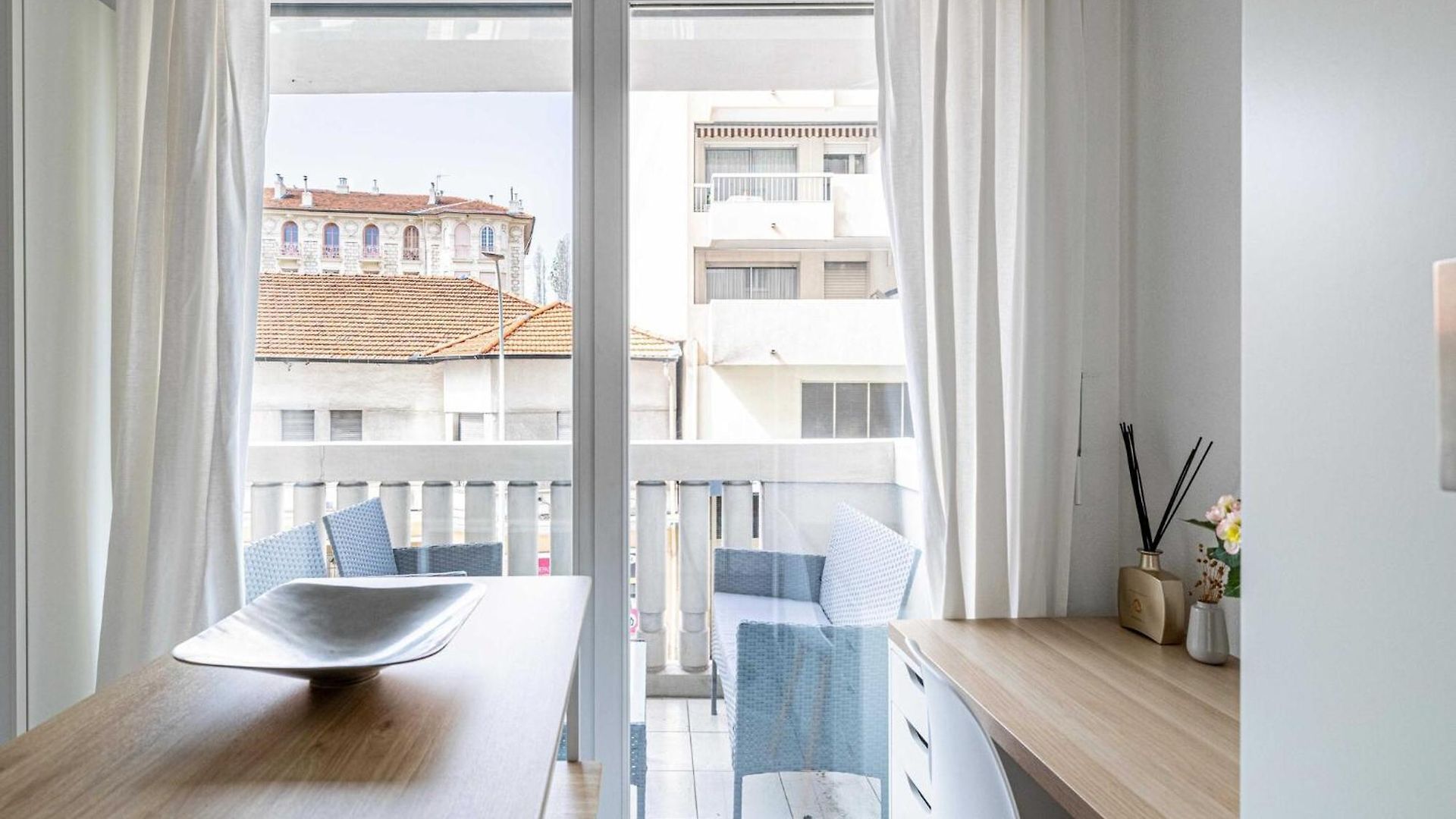With Balcony & Pool -heart Of Appartement *