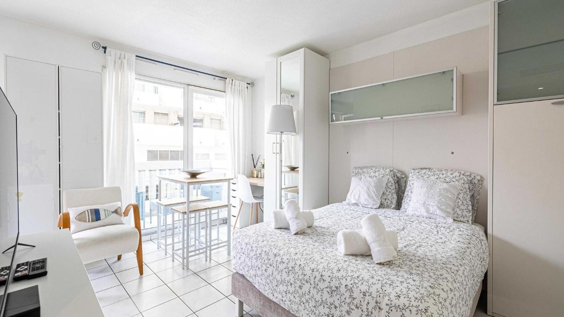 Appartement With Balcony & Pool -heart Of *