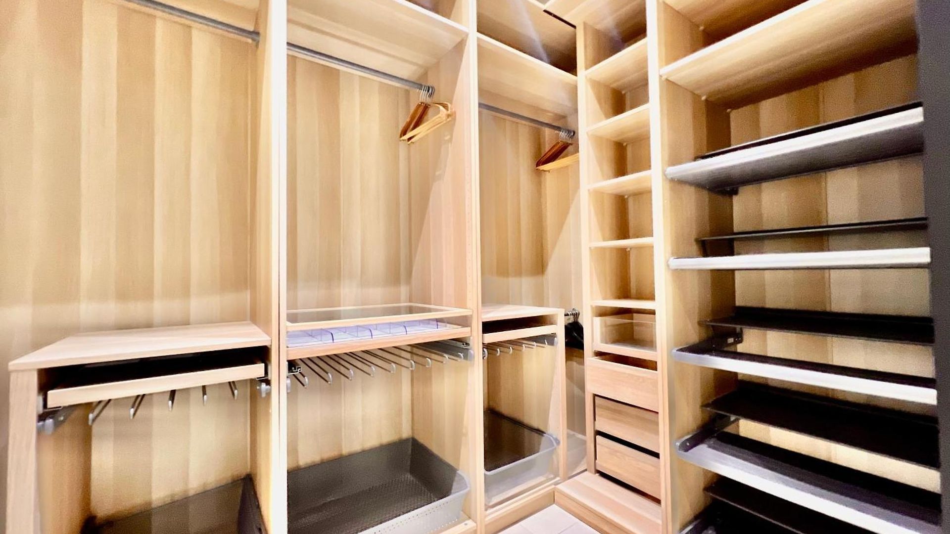 Liberation Center - Private Balcony - 24&7 Reception - Luggage Storage