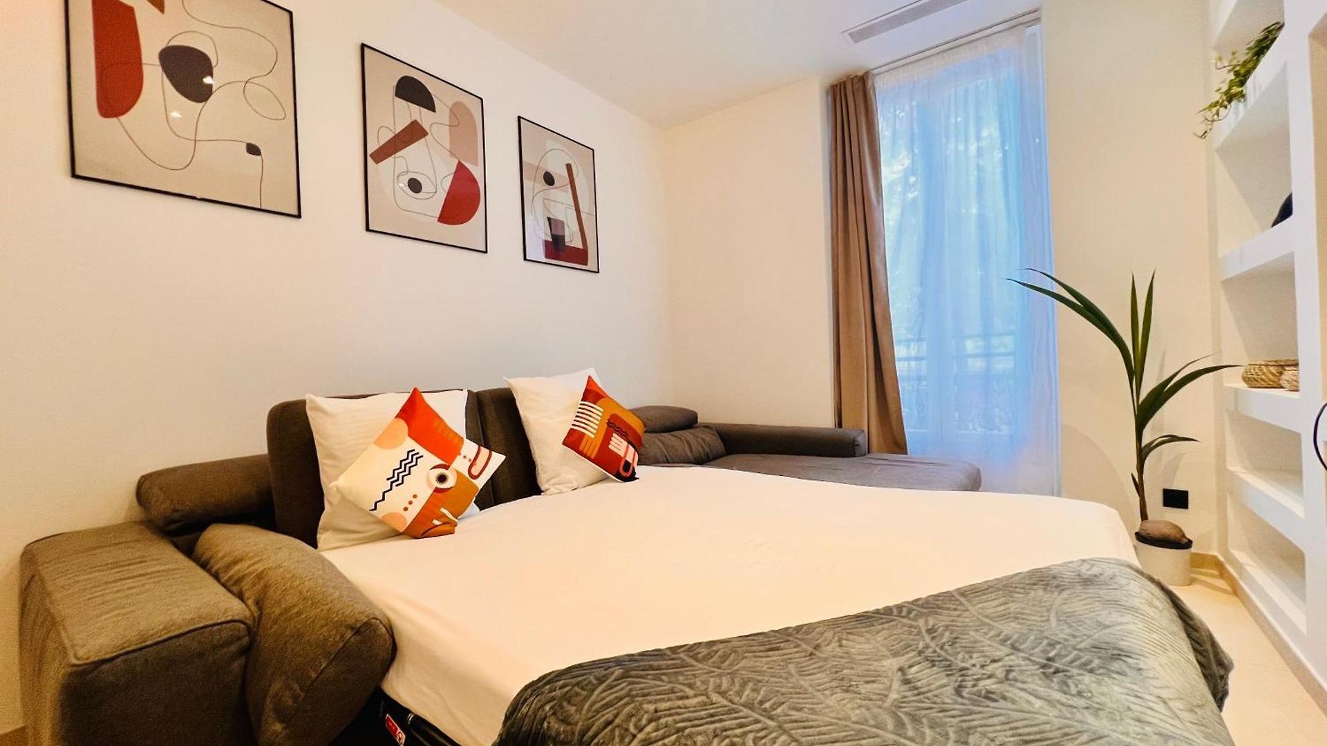 Liberation Center - Private Balcony - 24&7 Reception - Luggage Storage 4* Nice