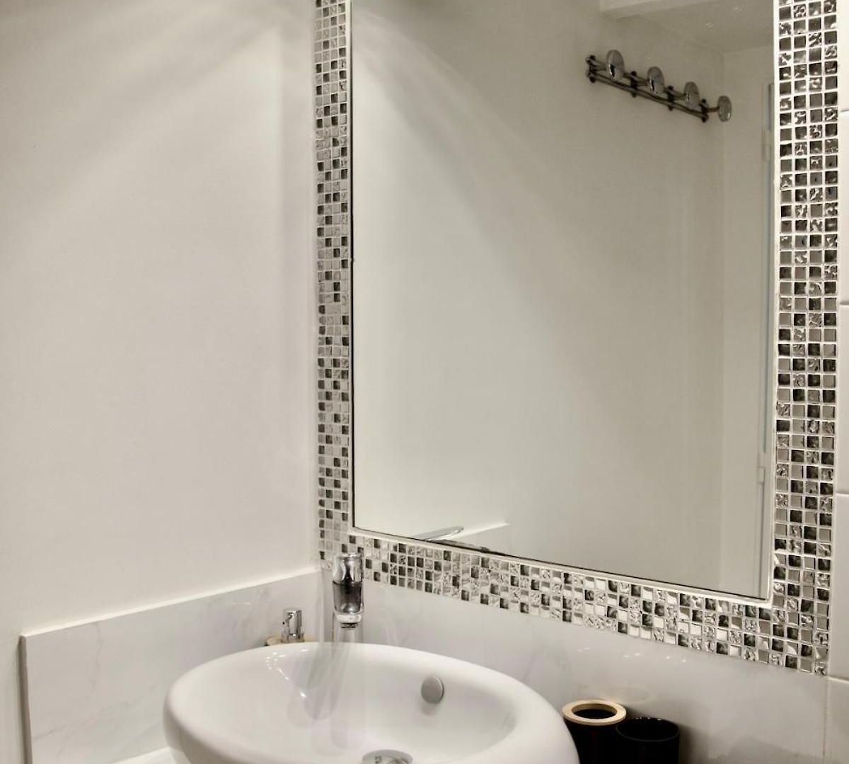 Appartement Ancienne Bâtisse En Plein Coeur Du Port Avec Clim