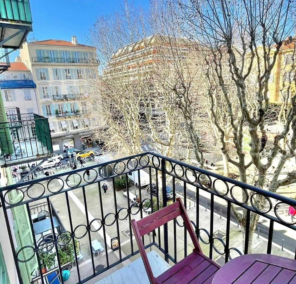 Place Grimaldi, Close To And Restaurants, With Balcony * Nice