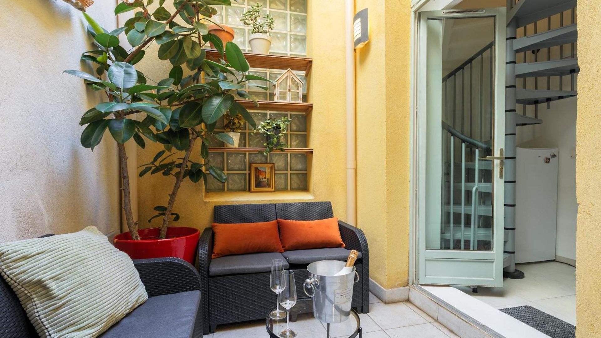 Jolie Duplex Avec Patio Nice