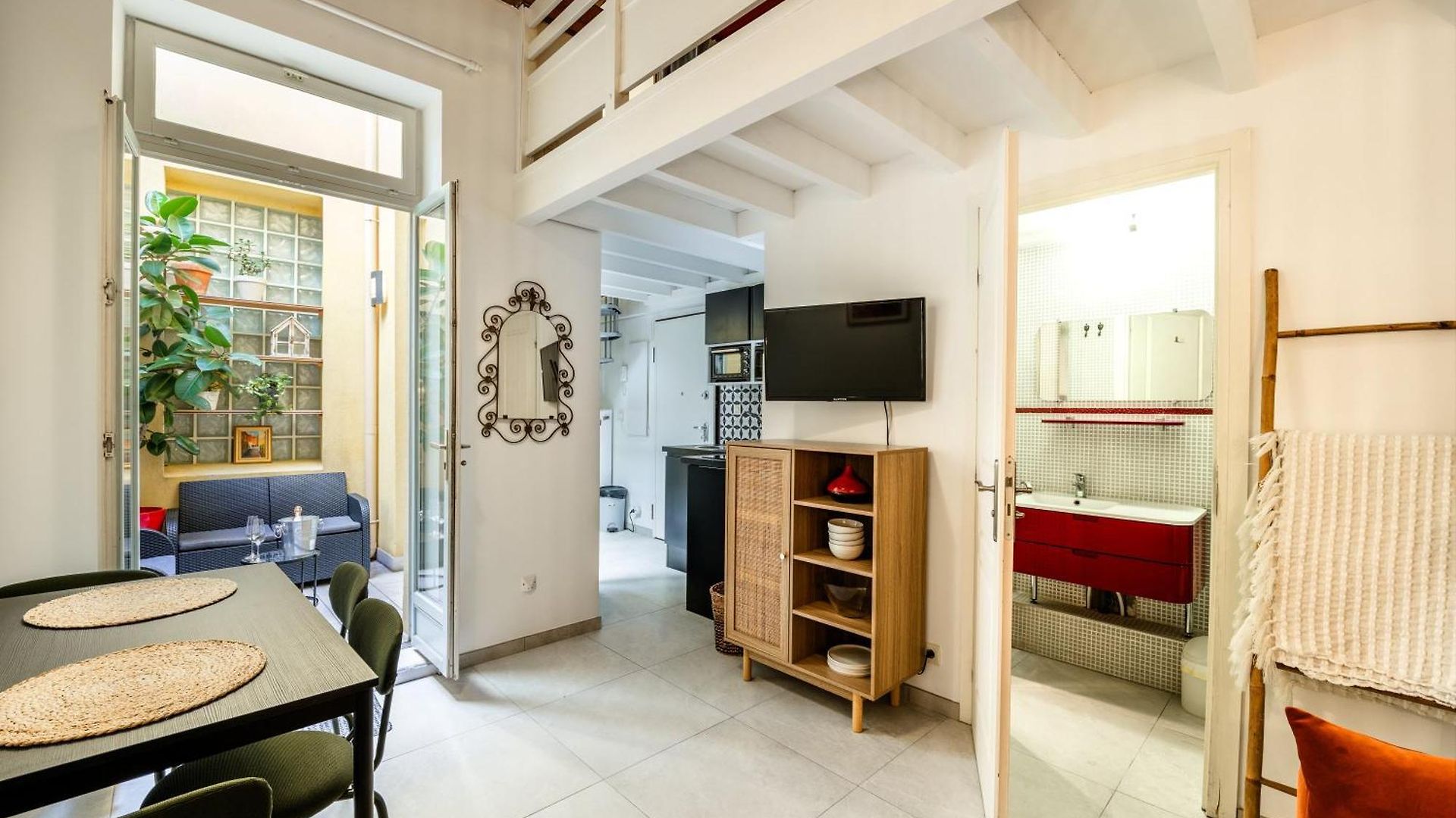 Jolie Duplex Avec Patio *