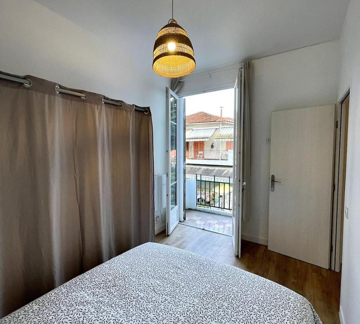 Appartement Joli 2 Pièces Avec Terrasse, Proche
