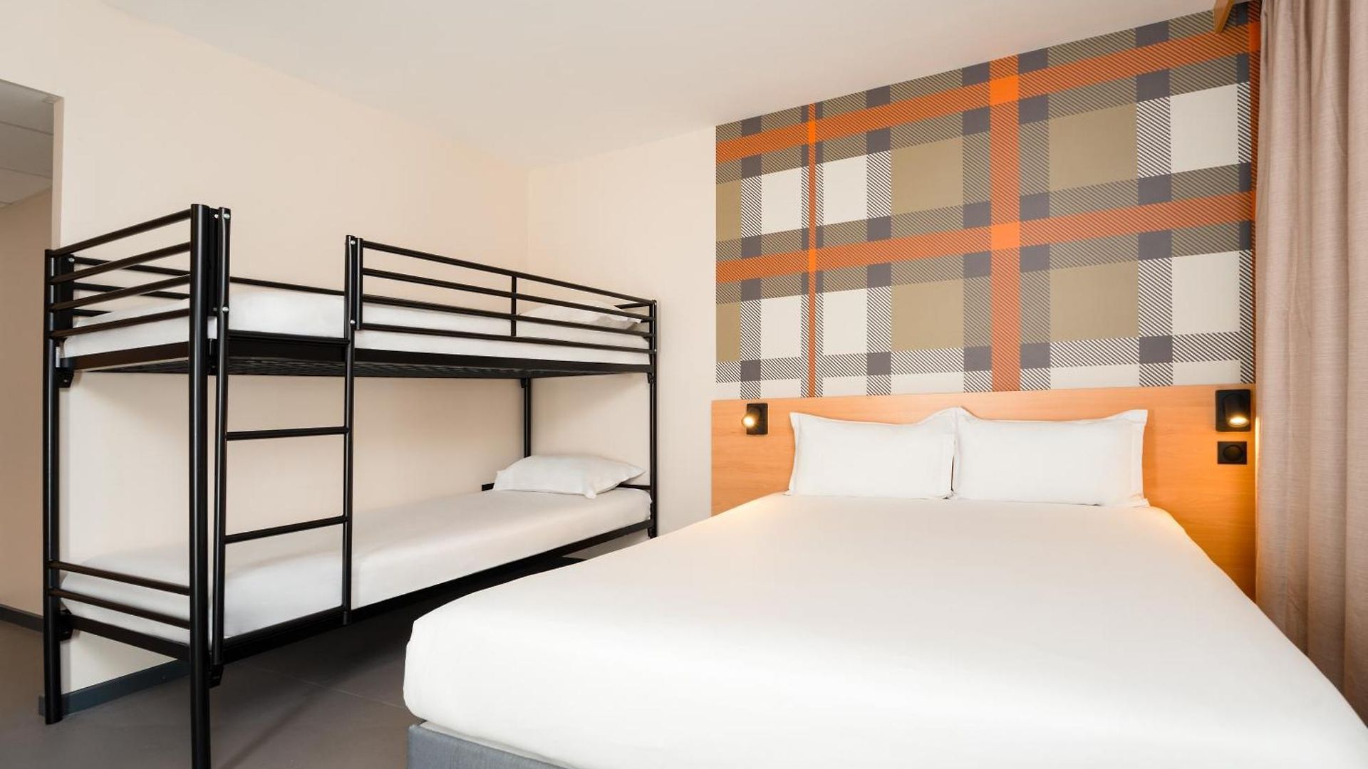 Easyhotel Old Town Hotel