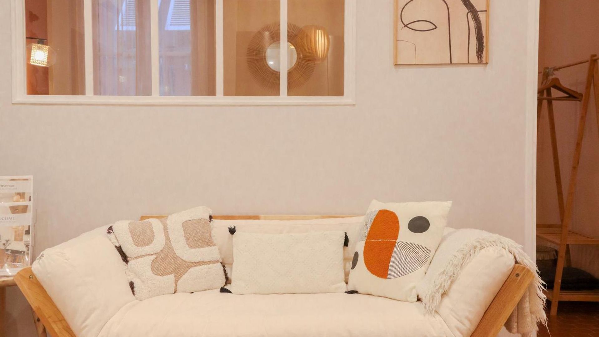 Old Town Place Rossetti Themed 2br Full Air Conditioning