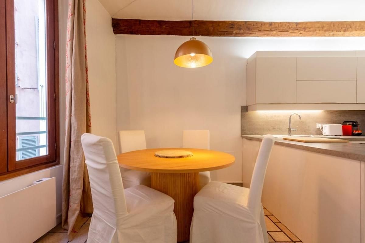 Proche Du Cours Saleya Et De La Plage, Dans Le Vieux Nice, Spacieux Et Climatise Apartment Nice