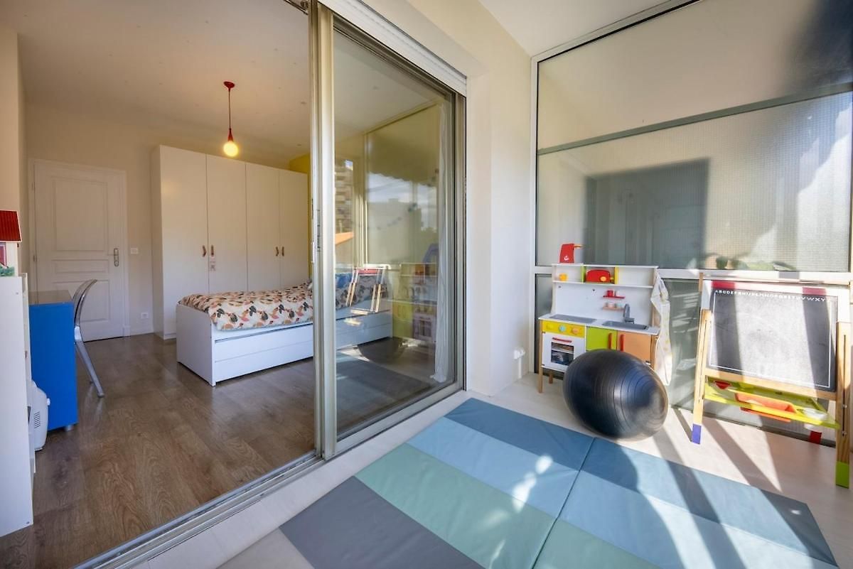 Spacious And Pleasant 3 Bedroom Flat *