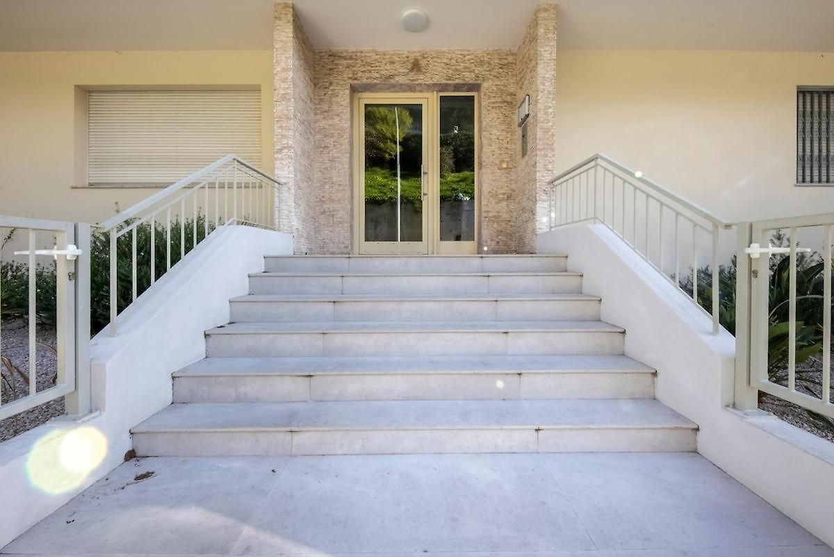 Spacious And Pleasant 3 Bedroom Flat *