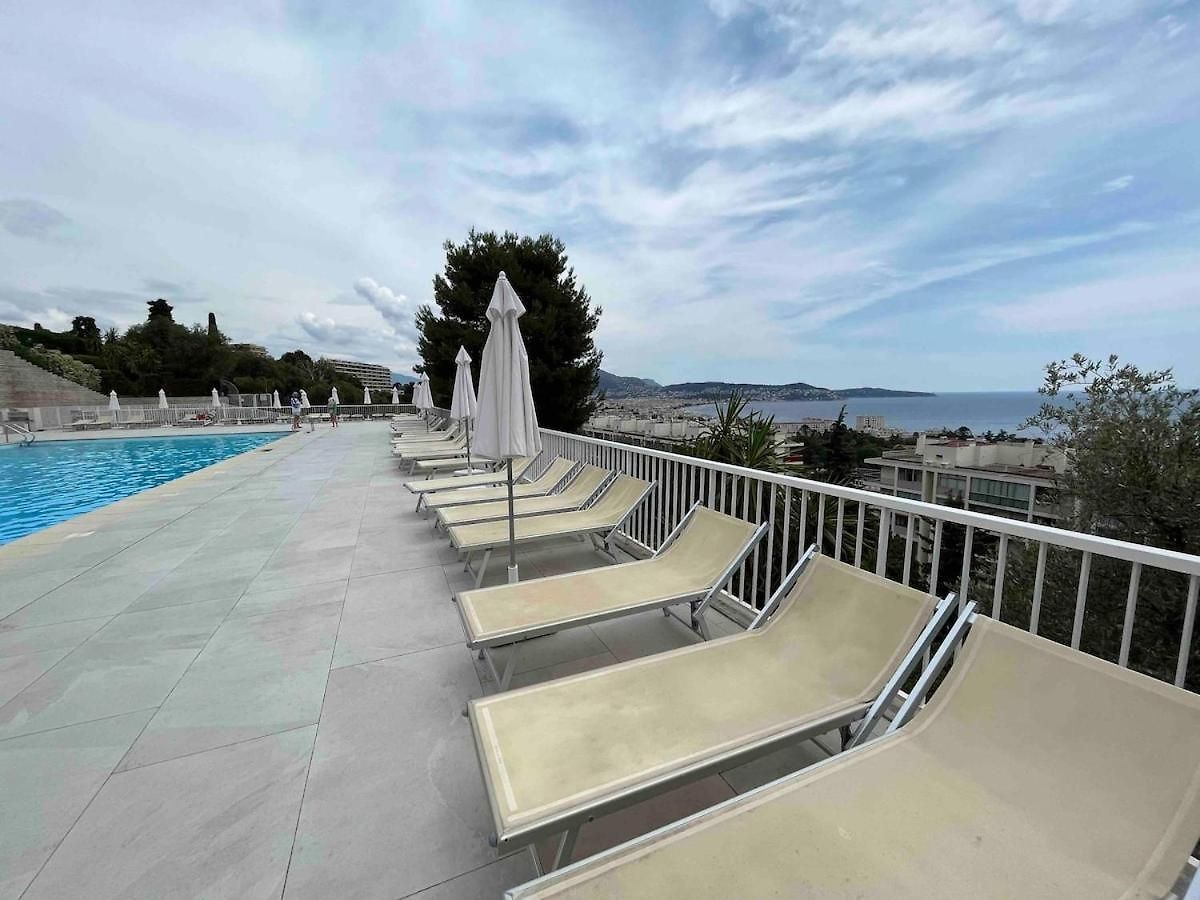 Beautiful Pool & Garage View Nice