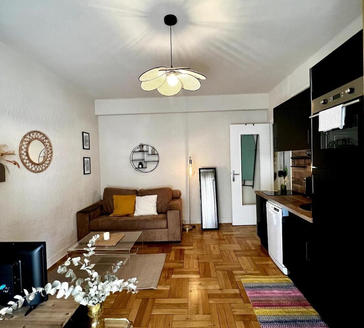 Modern With Balcony And Ac Walk To Tramway Near Center Apartment *