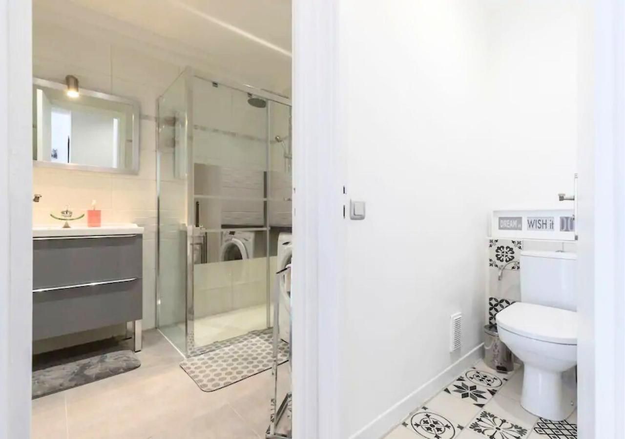 Beautiful & Spacious 2 Bed Near Center * Nice