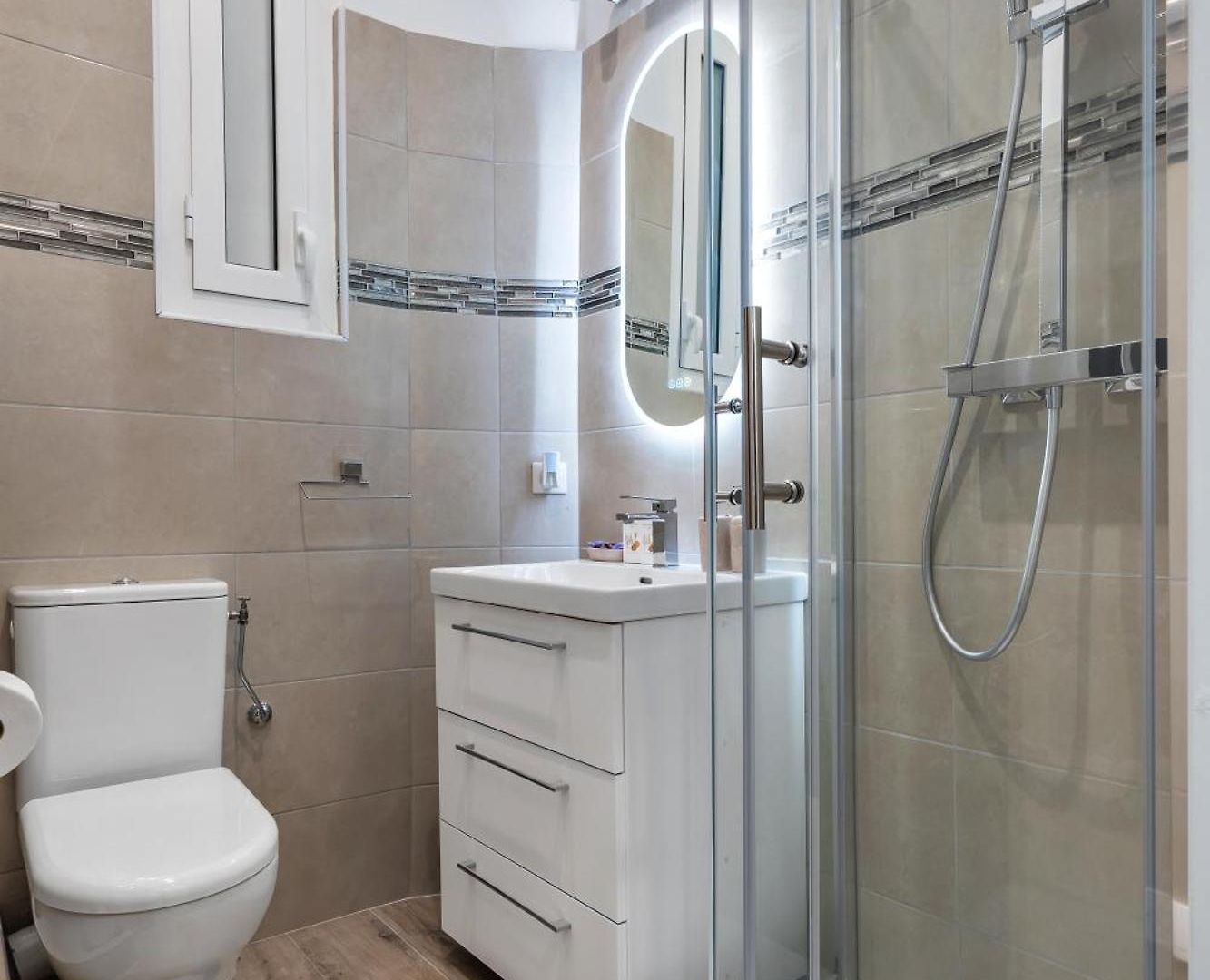 Renting - Honore - Elegant Near Promenade Des