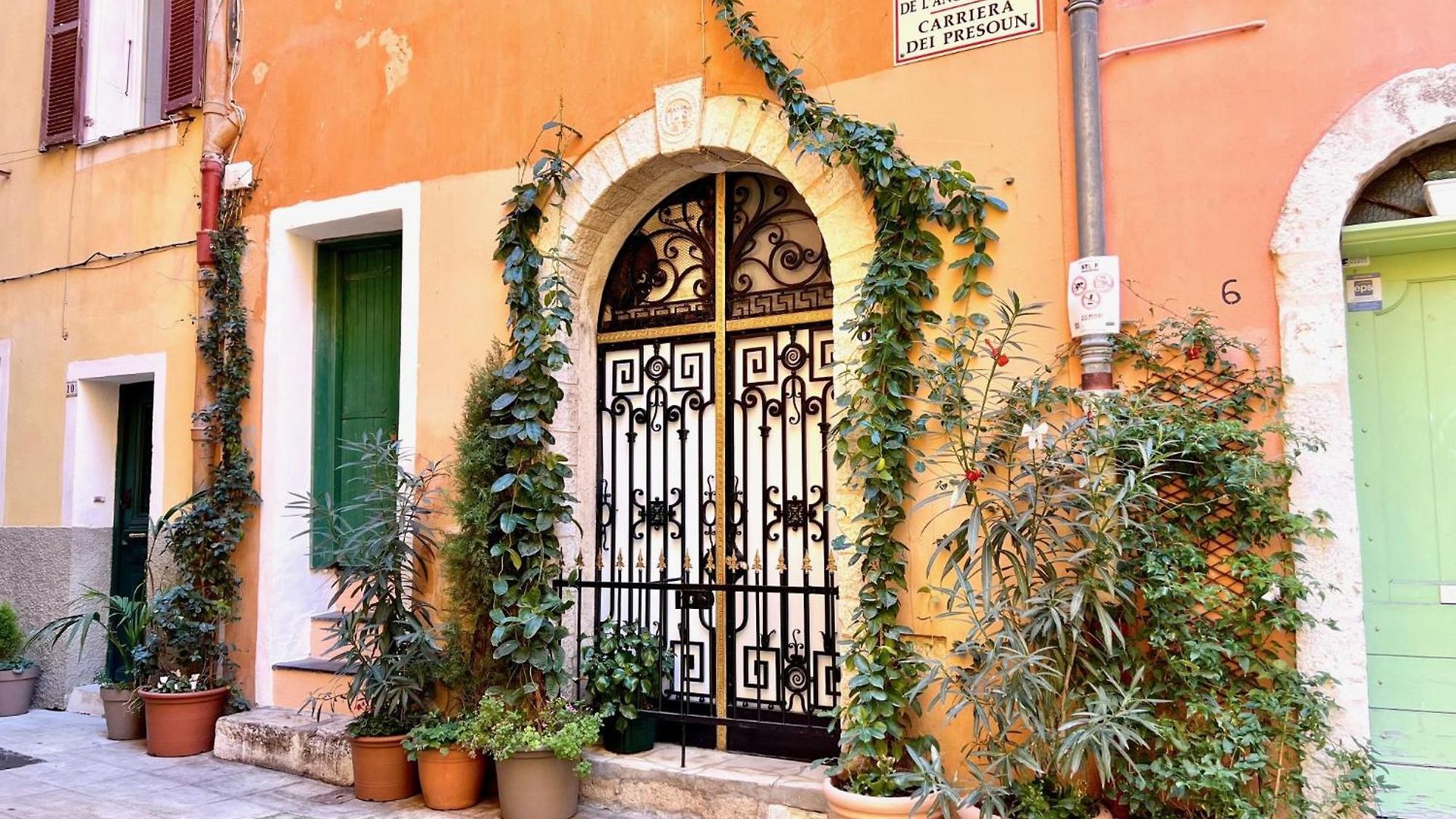Riviera: Charming 4-room Beachside In Old Town Apartment