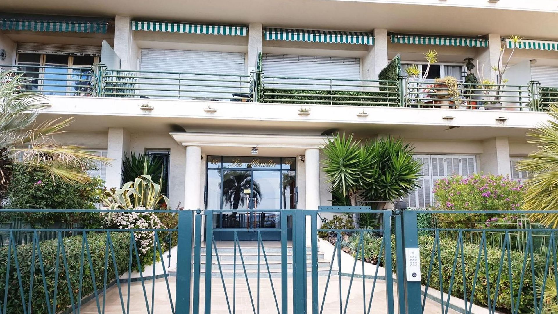 Charming T1 With Terrace And Sea View *