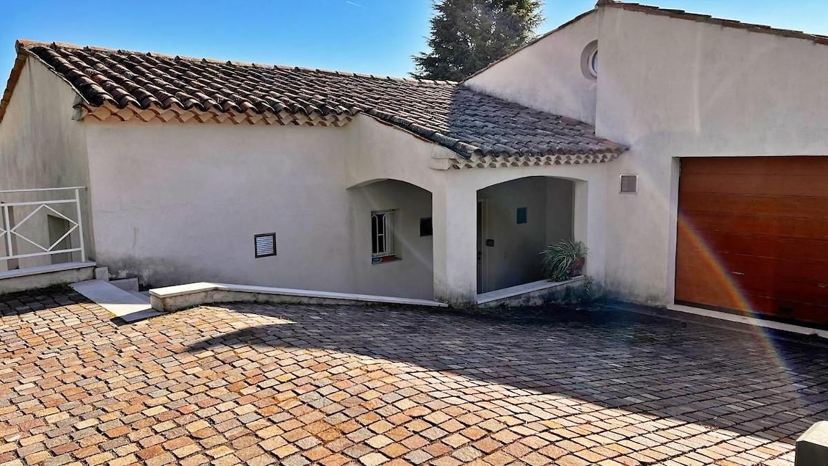 Villa Palm & Sun