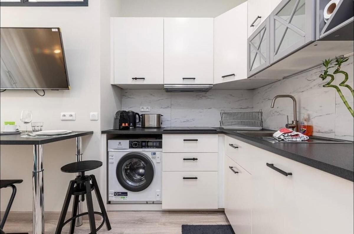 1 Bed, Center Of With Ac *