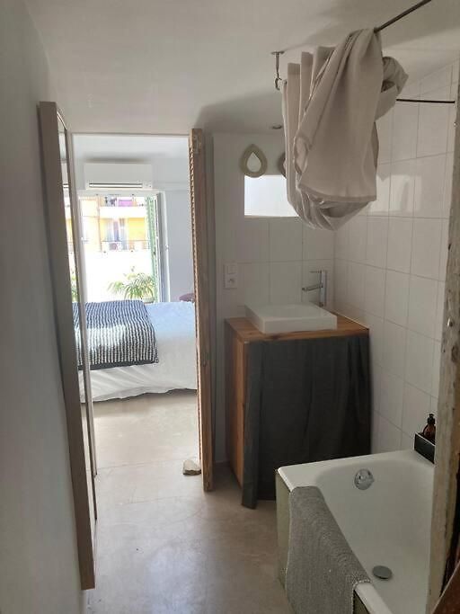 Deux Pièces Dans Le Quartier Du Port *