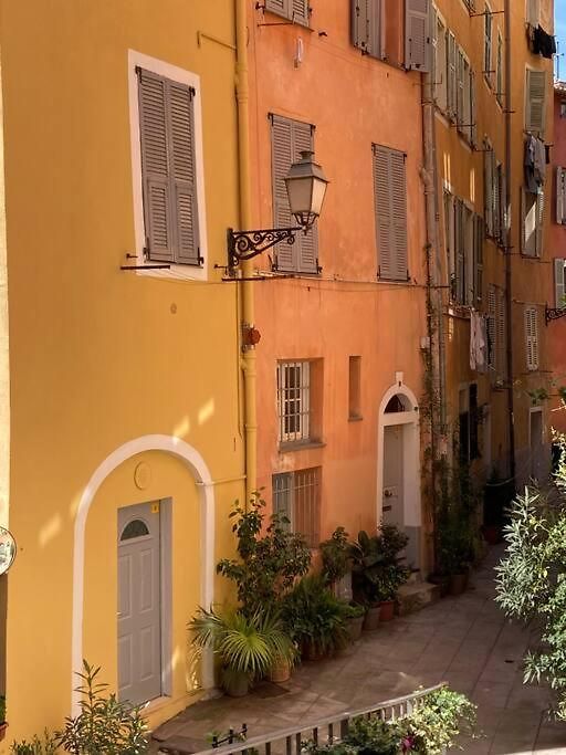 Deux Pièces Dans Le Quartier Du Port