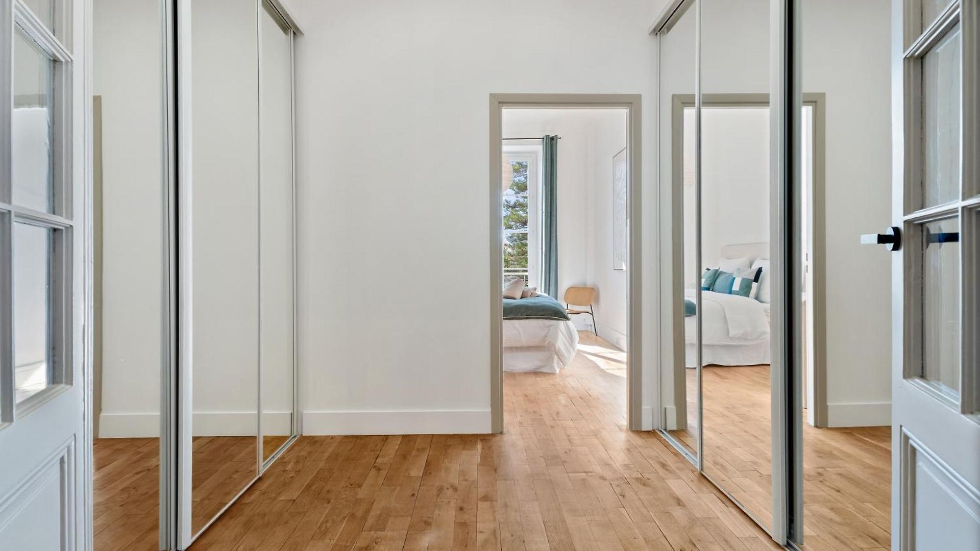 Renting - Victor - Historic Palace Luxury 3 Bedrooms Appartement *