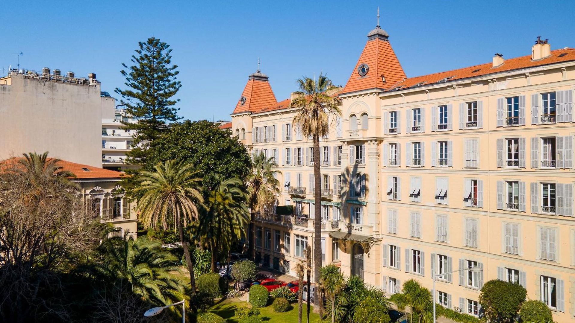 Renting - Victor - Historic Palace Luxury 3 Bedrooms *