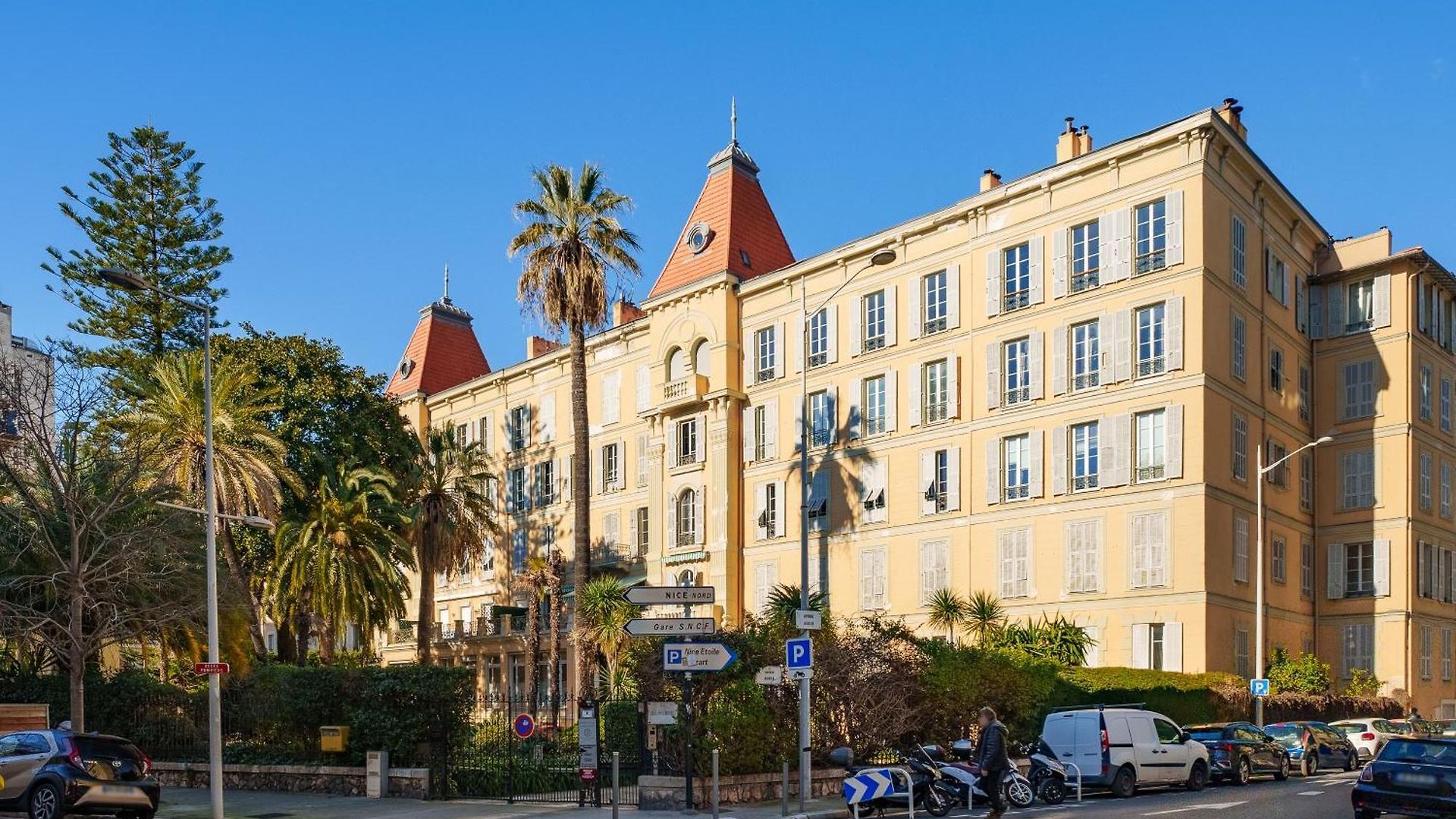 Renting - Victor - Historic Palace Luxury 3 Bedrooms
