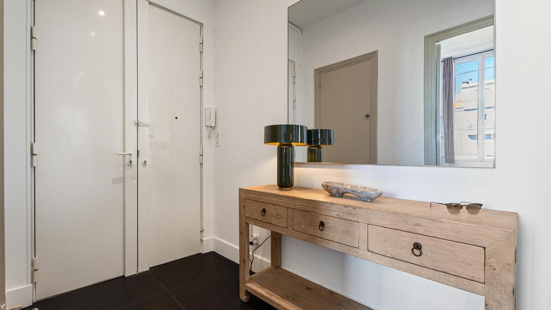 Renting - Victor - Historic Palace Luxury 3 Bedrooms Appartement *