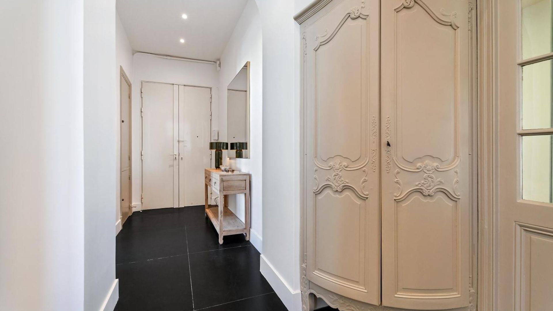 Renting - Victor - Historic Palace Luxury 3 Bedrooms Appartement *