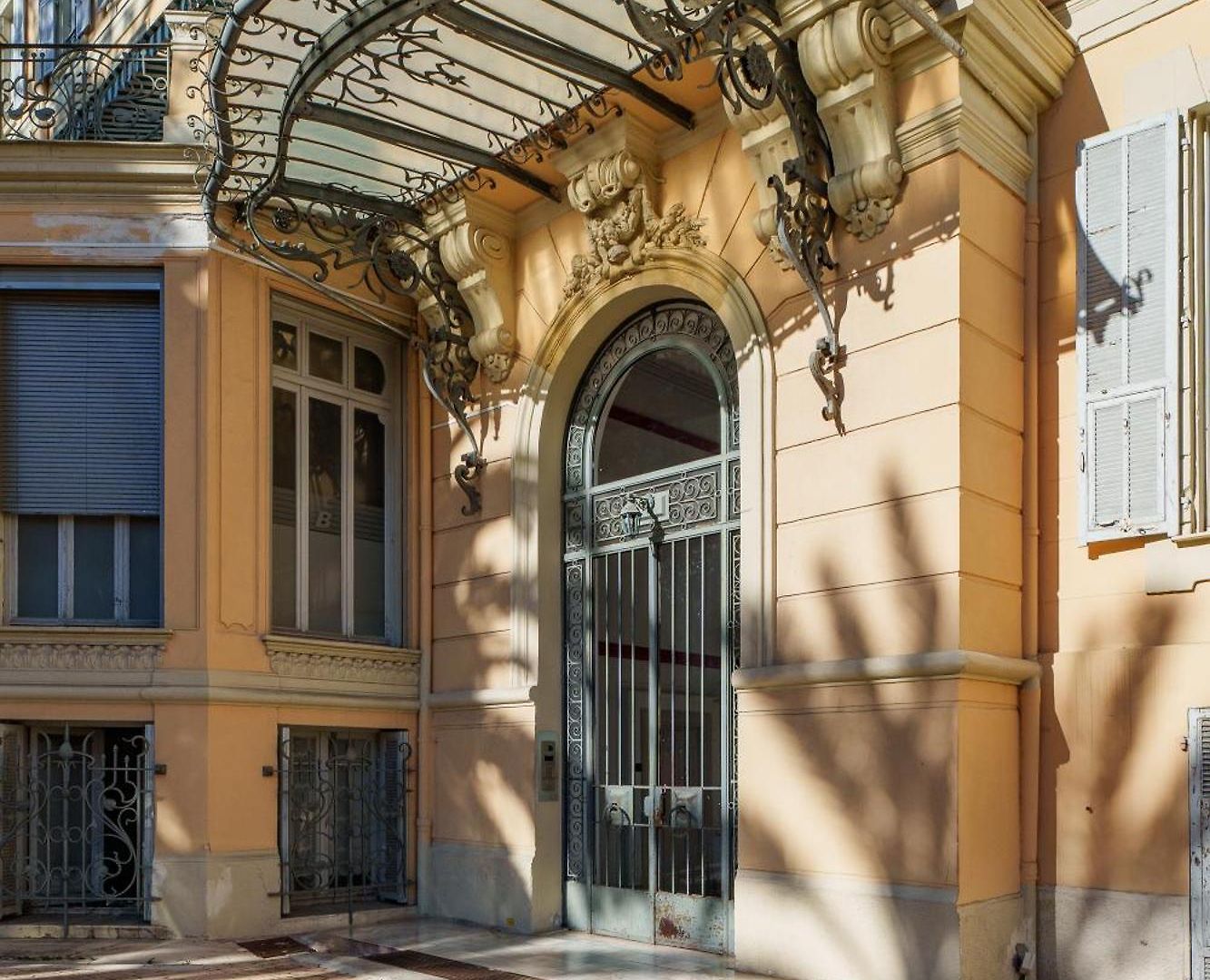Renting - Victor - Historic Palace Luxury 3 Bedrooms *