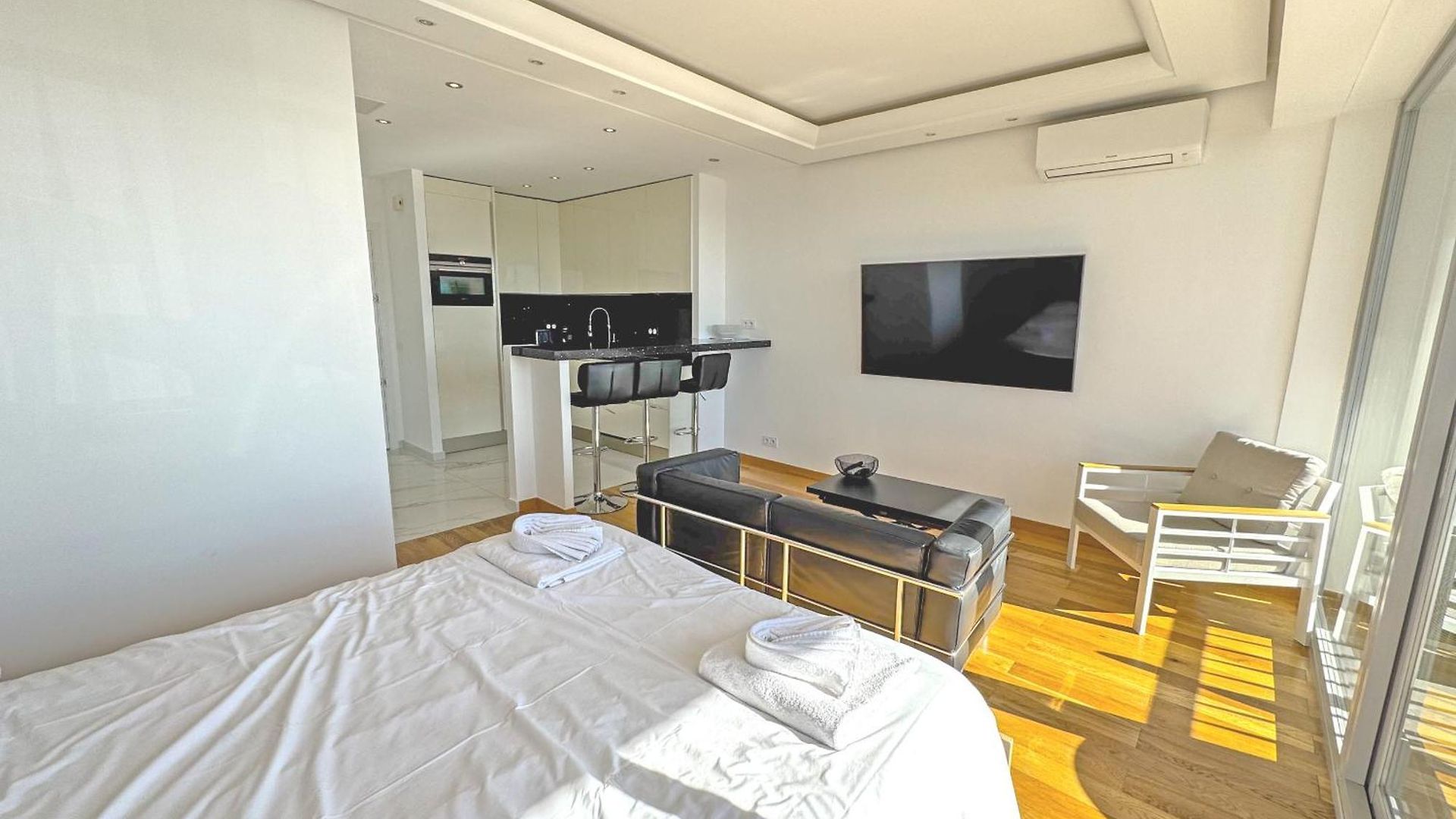 Cariatides - Promenade Apartment *