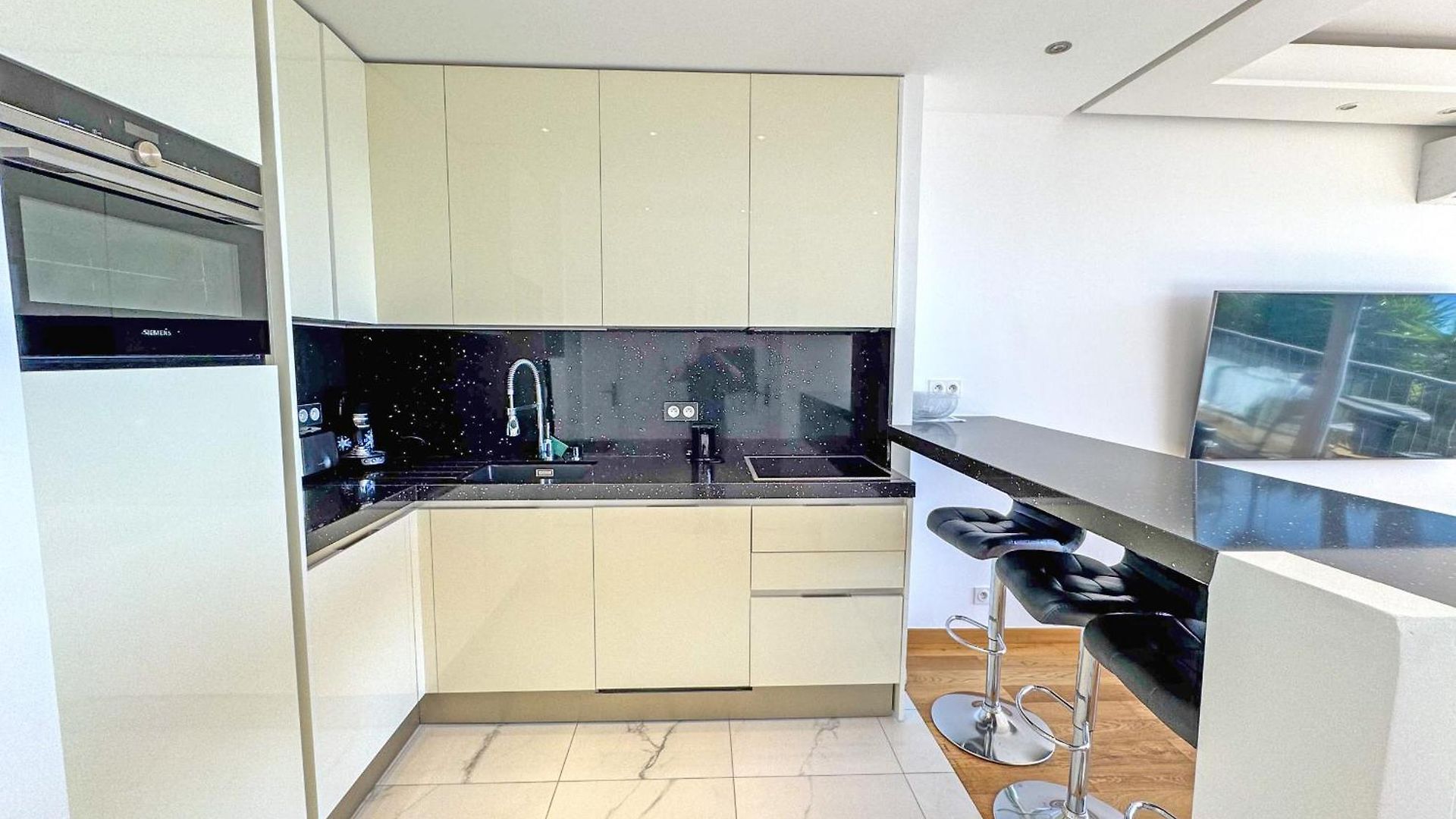 Cariatides - Promenade Apartment *