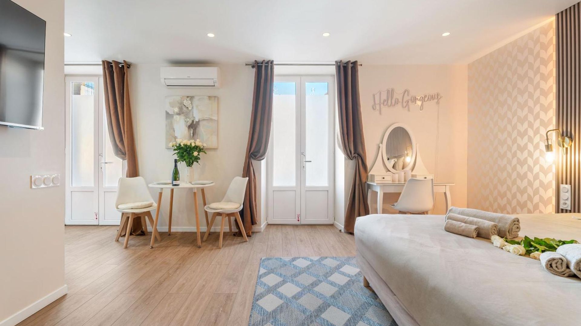 Elegant Jacuzzi Loft In Massena Apartment *
